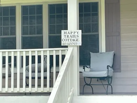 Cozy retreat in Damascus on the AT and Creeper Trail. Pet Friendly!