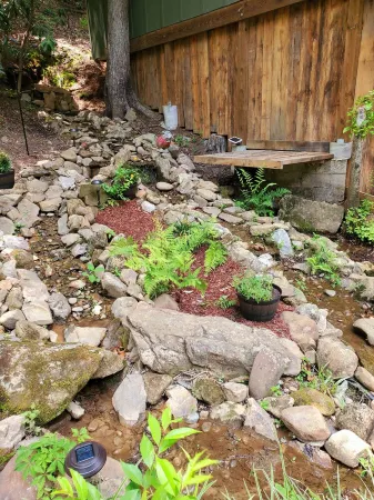 Cozy cabin close to white water rafting, ziplining, hiking & Harrah's casino.