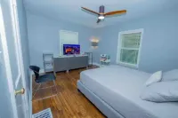 3-bedroom vacation home 5 minutes from High Point University Hotels near String & Splinter Club Inc