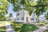 Stylish & Comfy Downtown Retreat: Queen Bed + Sofa Bed - Laundry - Free Parking! Hotel di 