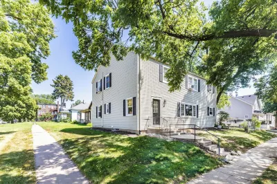 Stylish & Comfy Downtown Retreat: Queen Bed + Sofa Bed - Laundry - Free Parking! Hotels in 