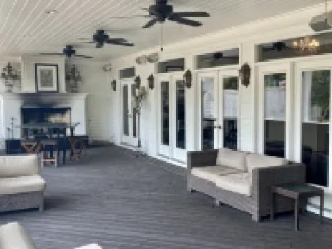 2Br w/Indoor Jacuzzi, and Only One Block from Downtown! the Art House