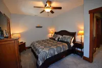 Bear Cub's Den – Relax in Luxury in The Sanctuary on Snowshoe's South Mountain Hotels in Edray