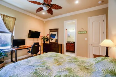 Lovely 2-bedroom unit with a pool & workspace