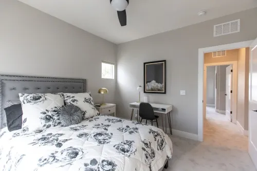 Stylish Pristine New Townhouse with porch and rooftop deck- 5 min from downtown!