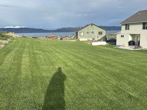 Large backyard with hot tub, 1 mile from Bear Lake Marina, sleeps 19