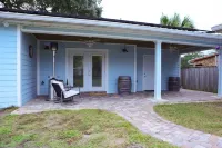 Modern pet-friendly home 5 minutes from Okaloosa Island and beach.
