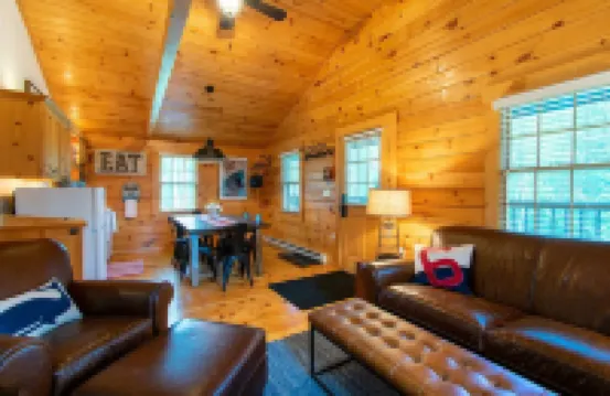 Relaxing Two Bedroom Cabin - 10 minutes to Camden!