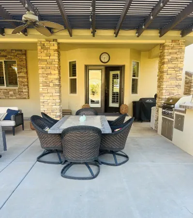 Wonderful large family home, pool, hot tub, outdoor kitchen, Bear Claw Poppy