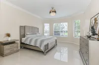 Modern Family Lake House,  Boat,  Hot tub, Shared Pool, Baby Necessities Hotel in zona Cypress Lakes Golf Club