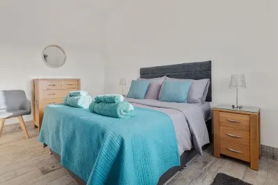 Skomer Sea View Cottage with Hot Tub- Dog Friendly Hotels near Newgale Beach