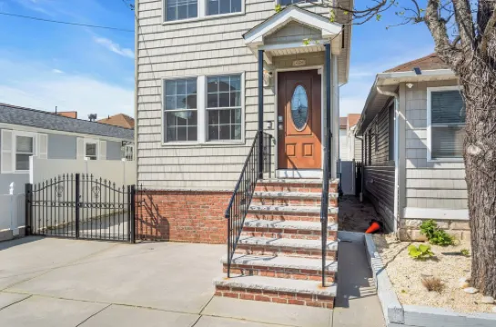 Premium Linens & Towels Provided, Walk to Beach, 4 Beach Badges