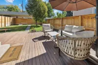 Stylish 2 bedroom Apt Steps from Tennyson/Regis