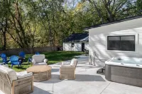 The Glenn; Mid-century home with hot tub, fire pit, bicycles & more