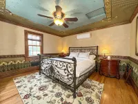 Luxury Bayfield Apartment with Deck, View of Lake Superior & California King Bed