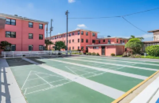 3 min Walk to Beach! Studio Condo, Hidden Jewel! Partial view of the beach!