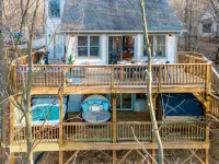 Modern Wintergreen Cabin with Hot Tub, Sauna Hotels near Humpback Rocks