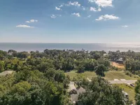 Cozy Cottage Near Beach Sleeps 9