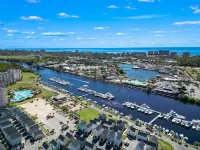 Large 3 bedroom condo l Free shuttle to the beach l 2 Pools l Golf