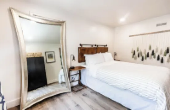 Stylish & Comfy Downtown Retreat: Queen Bed + Sofa Bed - Laundry - Free Parking!
