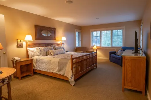 Cozy  Mountaintop Condo at Crystal Mountain Resort with Amazing Fall Colors!