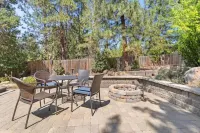 Quail Park Haven in NW! King Beds & Hot Tub Hotels near Staples