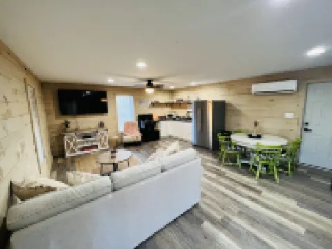 Peaceful Cozy Cabin 10 minutes from Historic downtown Madison