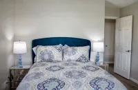 Close to the med centers, ball fields, shopping & the lake! Perfect for all!! Hotels near Calvary Baptist Church
