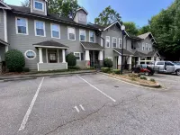 Townhouse in the West End steps from everything! Main St, Falls Park, Baseball