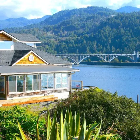 River’s End-Best Pacific Ocean and Rogue River Views on 2+Acres with a Hot Tub!