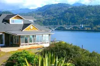 River’s End-Best Pacific Ocean and Rogue River Views on 2+Acres with a Hot Tub! Hotel in zona Event Center on the Beach