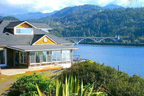 River’s End-Best Pacific Ocean and Rogue River Views on 2+Acres with a Hot Tub!