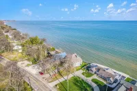 Beachfront home minutes from downtown Caseville - panoramic views of Lake Huron!