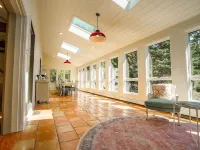 Luxe Cape Cod Farmhouse. Walk to Ellis Landing Beach! Hotels in Brewster