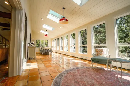 Luxe Cape Cod Farmhouse. Walk to Ellis Landing Beach!