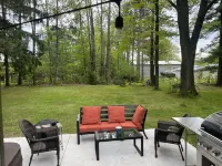 Cute home across the street from full rec-Chain O Lakes Waupaca Hotel dekat Timber Creek Gift Shop