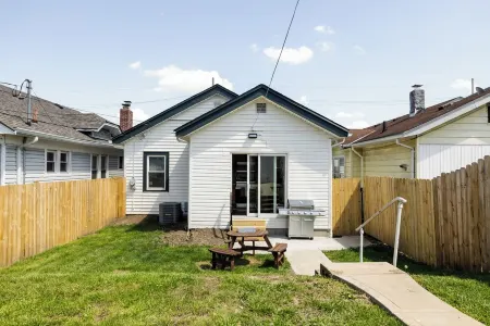 Walk2SpookyNook~GameRoom~Theater~Modern~MiamiOH~ Отели в г. Гамильтон