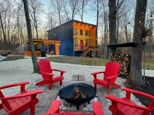 Luxury Cabin on 9 acres/ Sleeps 6 with Hot Tub