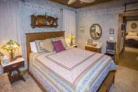 Myrtle on Mumford-Adorable Downtown Cottage w/Screened Porch