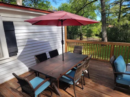 Historic Cottage - At Hopelands Gardens close to Hitchcock Woods (Remodeled)