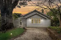 Pet friendly Near 3 sisters, walking trails and with a fireplace