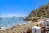 Hamilton Cove Condo with Golf Cart and Close to Beach. Only 24 Steps to Door.