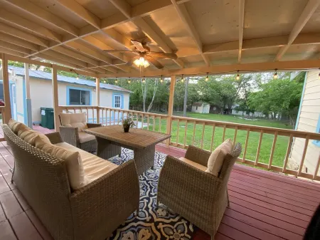 Cottage near Downtown Center Point, 10 min to Kerrville & Comfort, pet-friendly