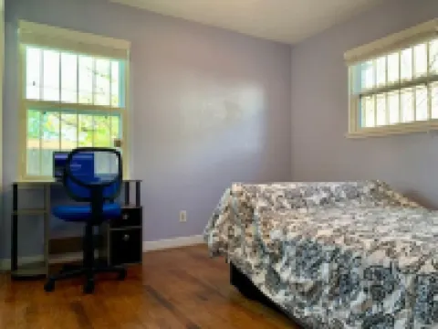Peaceful Home 10 minutes to Downtown, Shopping mall, Restaurants and Night Clubs