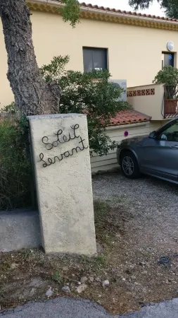 Rent 1 or 2 studios (from 2 to 5 P in Villa "Soleil Levant" at Rayol Canadel Отели рядом с достопримечательностью «église Sainte-Thérèse-de-l'Enfant-Jésus du Rayol-Canadel-sur-Mer»