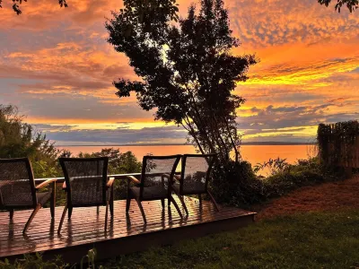 Vintage Waterfront Cottage with Stunning Sunsets  호텔