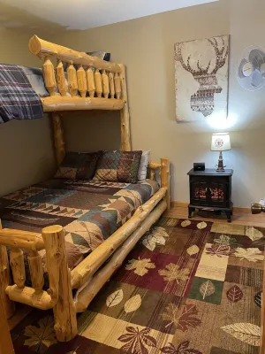 Spacious 12-bedroom 10-Bath Cedar accented lodge in Picturesque Macon Missouri