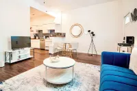 2BR Chic Duplex - Firepit - Perfect for Travel