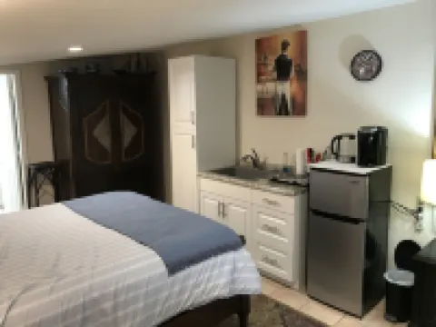 Quiet Studio, minutes from Beaches, Shopping, Dining, 5th Ave and 3rd Street