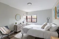 ✨Chic|Luxurious|2BR|Trendy|Evanston Next To Beach✨ Hotels in Evanston